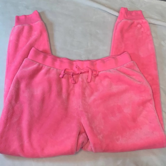 No Boundaries Bright Pink Fuzzy Lounge Pants. EUC. Cuffs on bottom. Size 11/13 - Picture 1 of 4